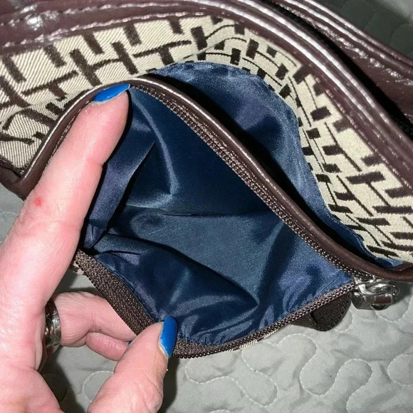 Tommy Hilfiger crossbody purse - Picture 5 of 5